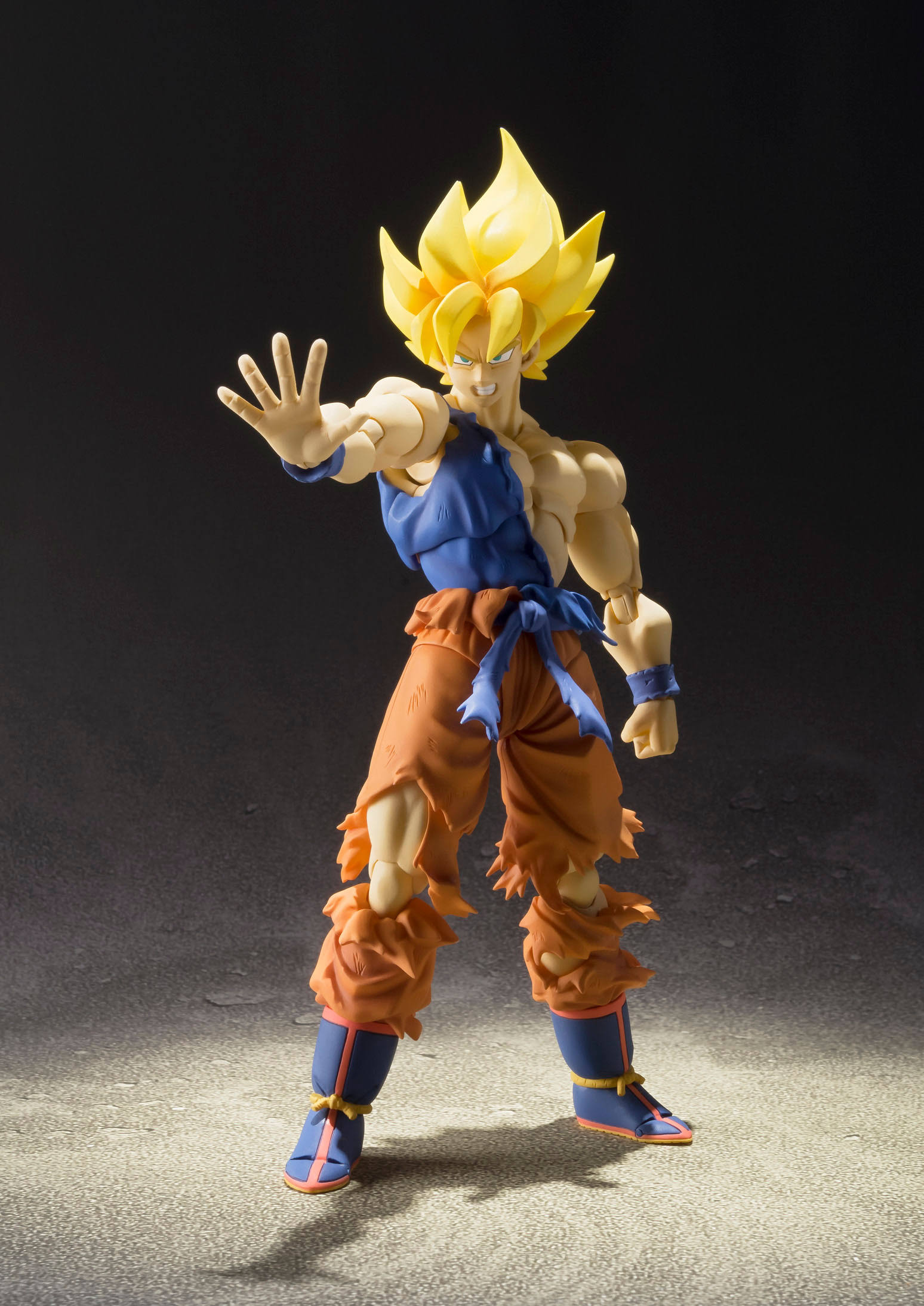 Son Goku Super Saiyan Super Warrior Awakening S.H.Figuarts Action Figure (Dragon Ball Z)
