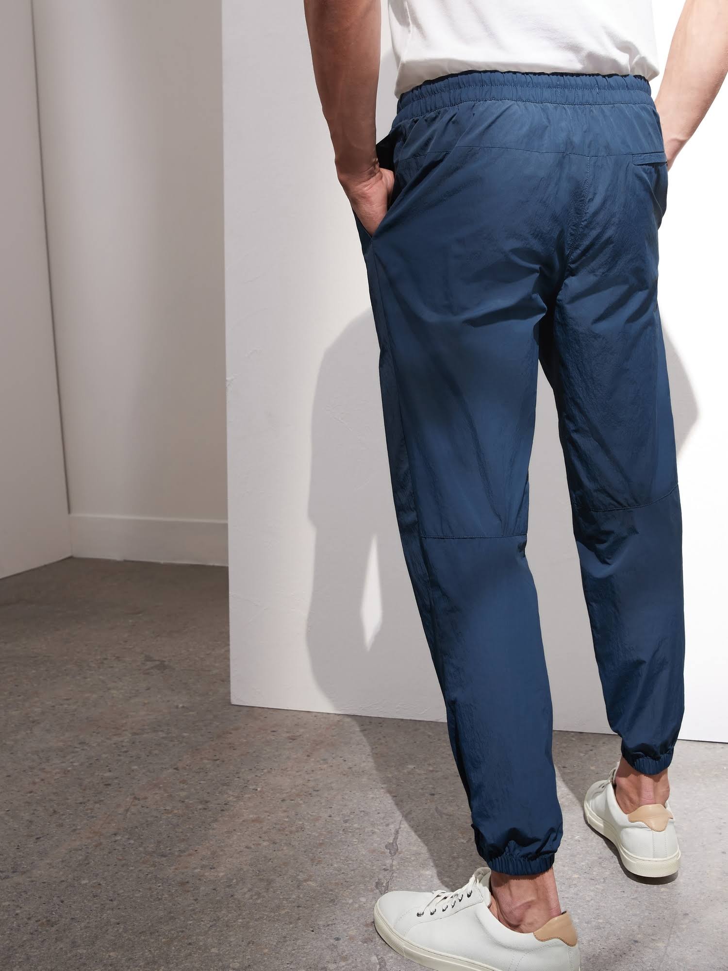 Banana Republic Men's Slim Water-Repellent Jogger Niagara Navy Size M