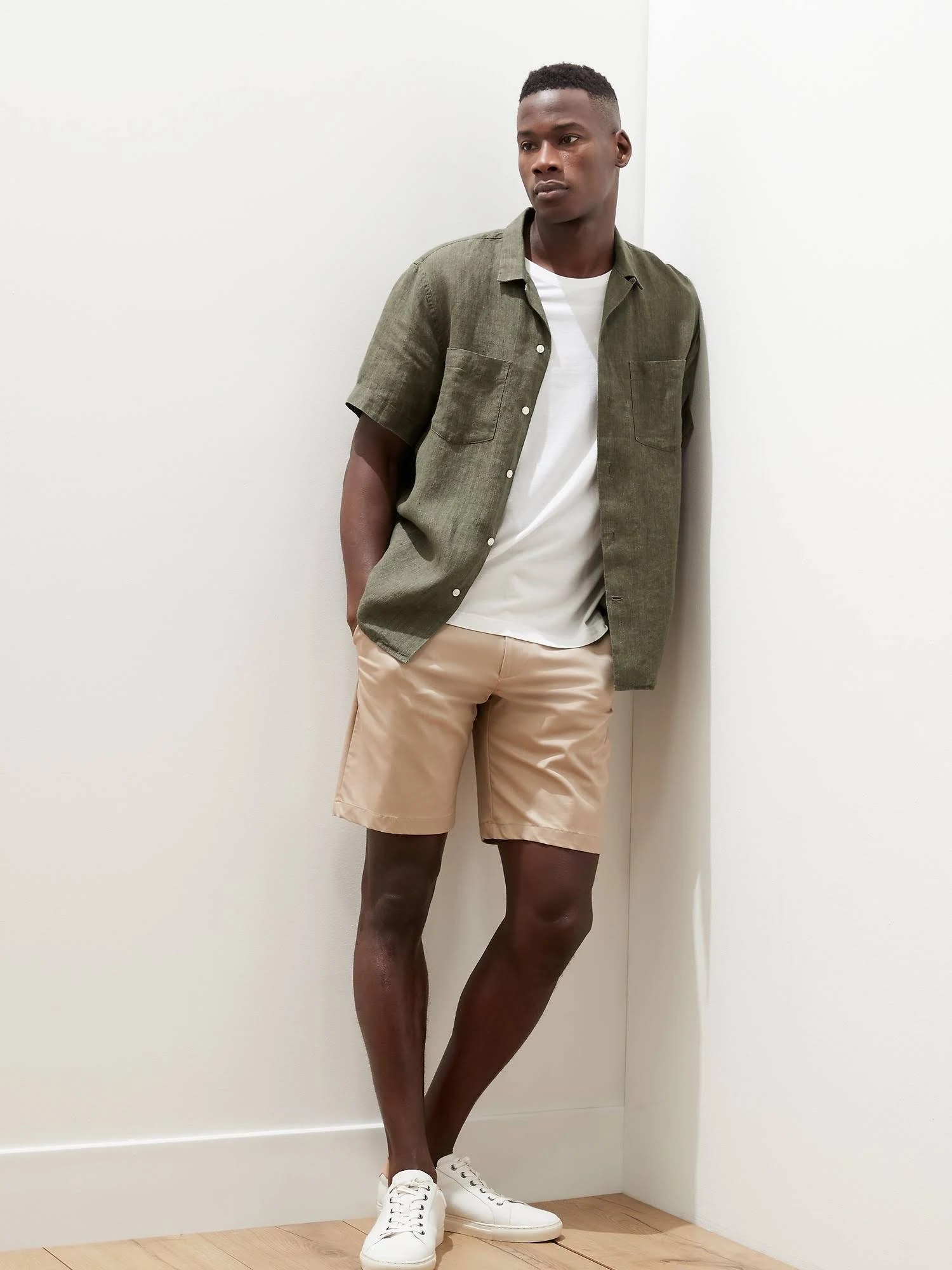 Banana Republic Men's 9x22 Slim Core Temp Short Camp Khaki Size 32W