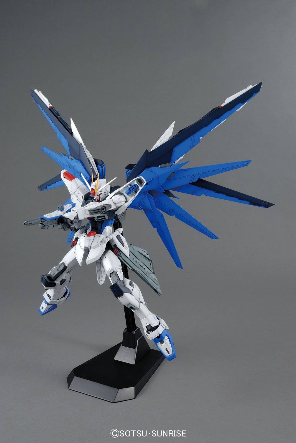 Bandai Hobby mg Freedom Gundam (Ver. 2.0) Gundam Seed 1/100