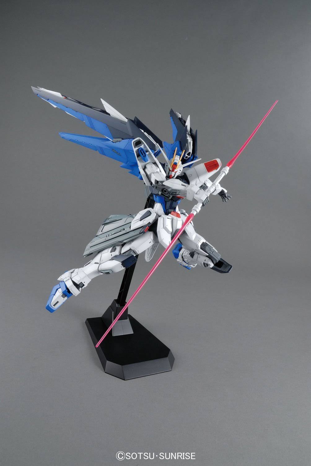Bandai Hobby mg Freedom Gundam (Ver. 2.0) Gundam Seed 1/100