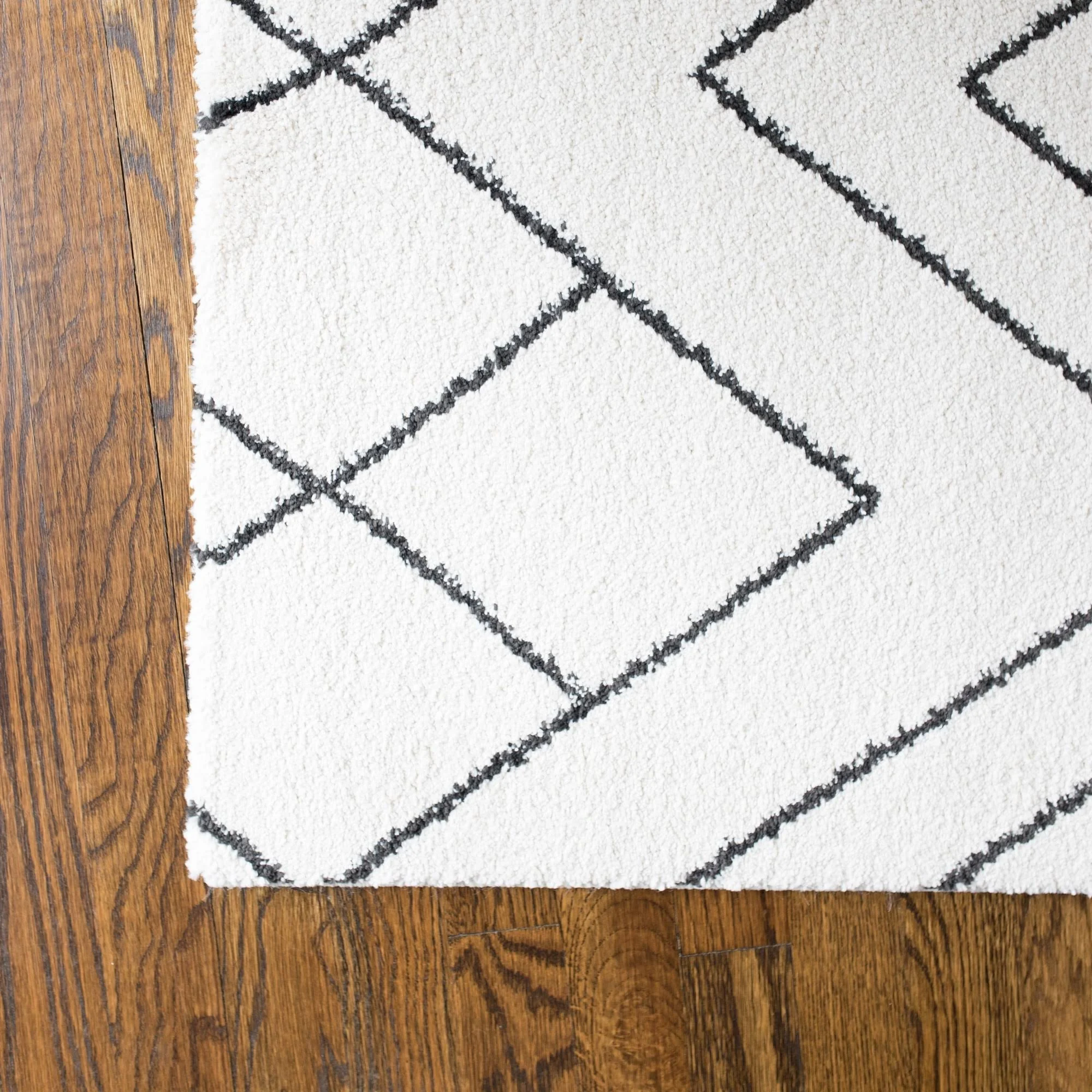 Carson Carrington Isgarde Diamond Indoor Area Rug 89 x 12