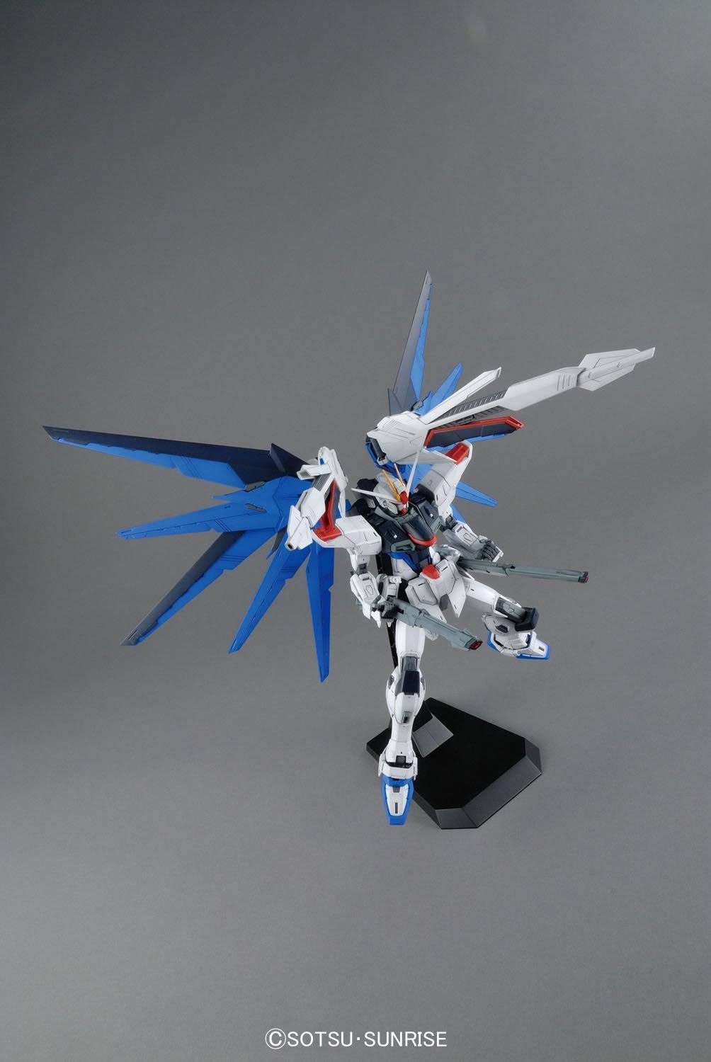 Bandai Hobby mg Freedom Gundam (Ver. 2.0) Gundam Seed 1/100