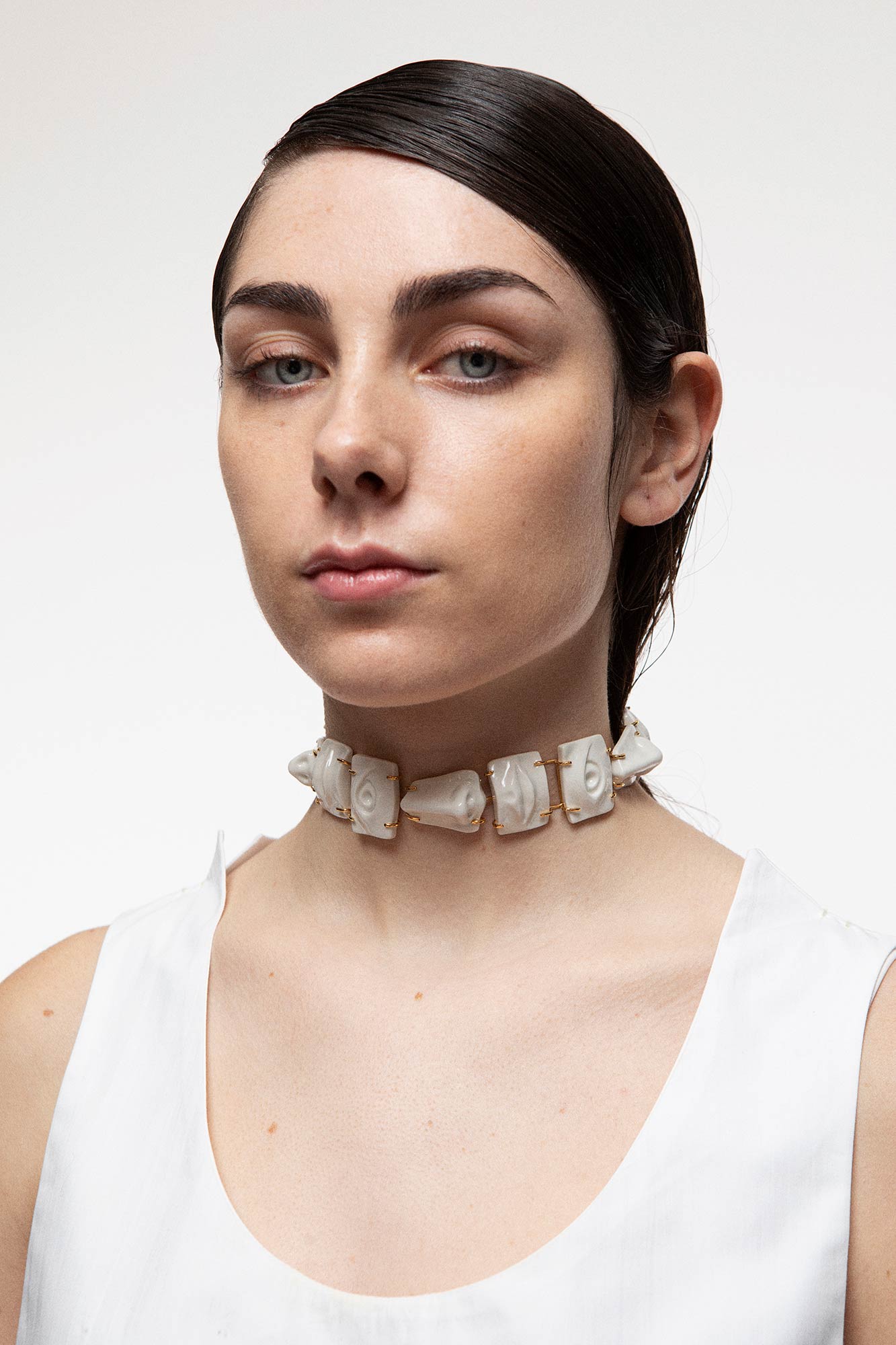 FACE CHOKER