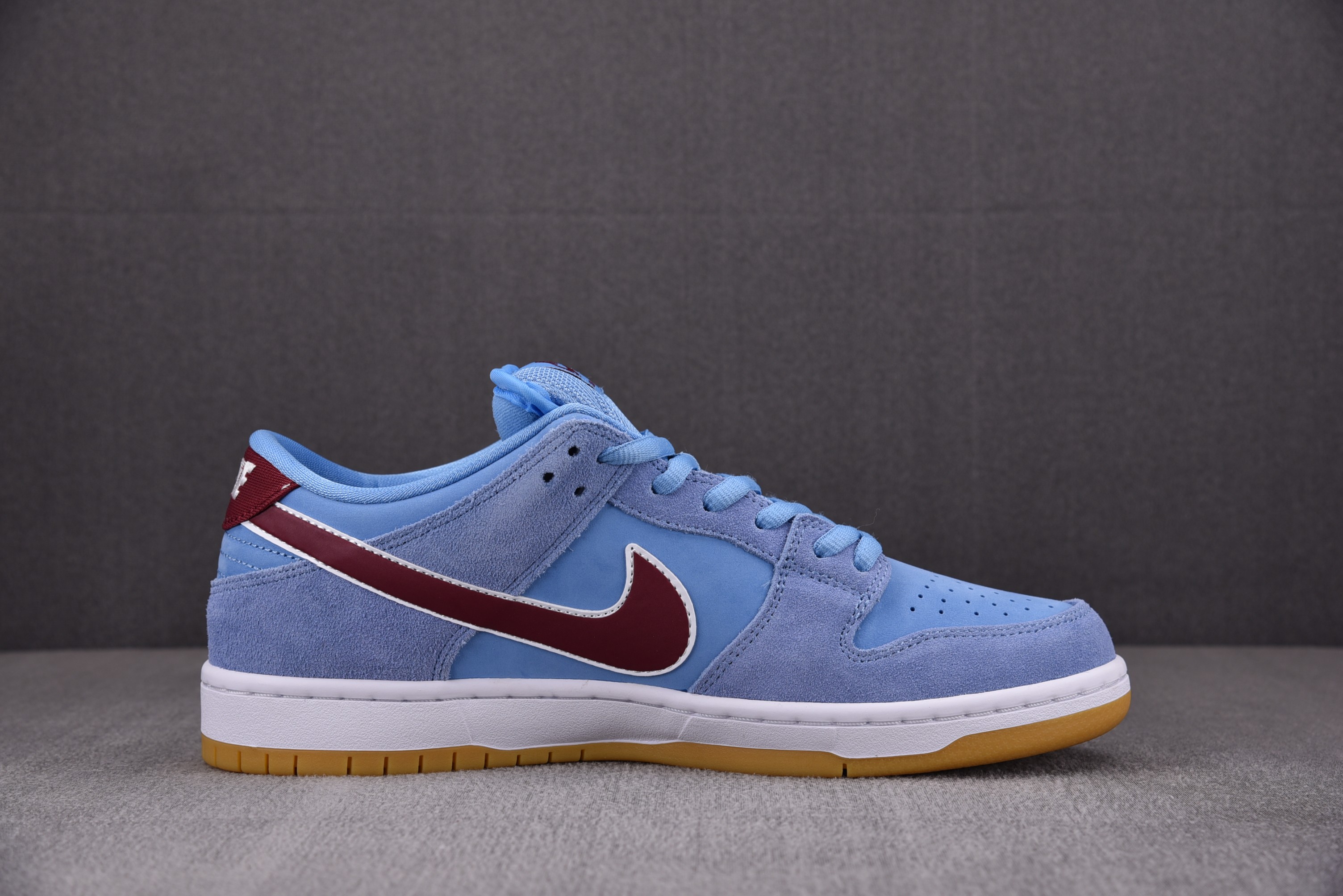 Nike SB Dunk Low Philadelphia Phillies