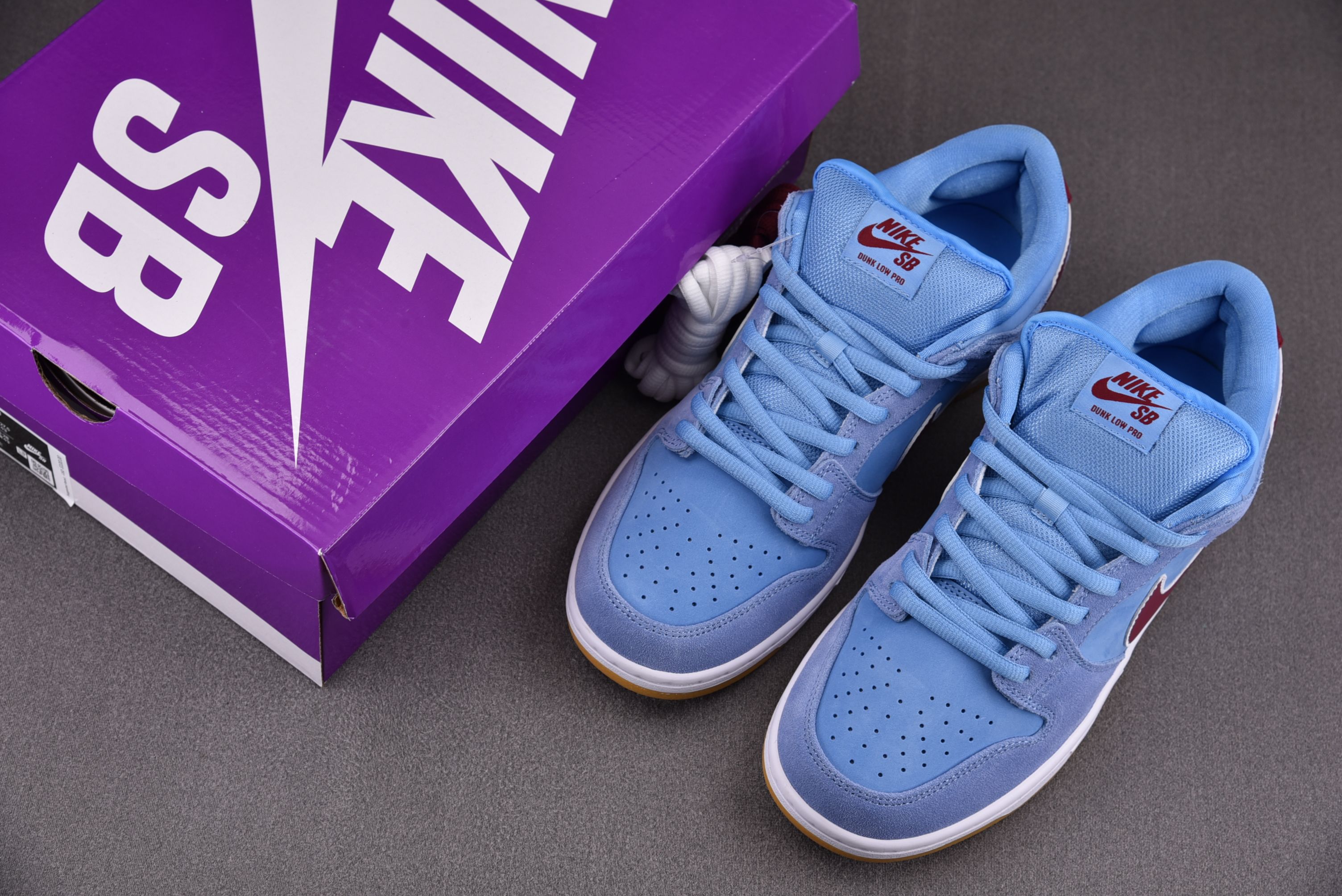 Nike SB Dunk Low Philadelphia Phillies