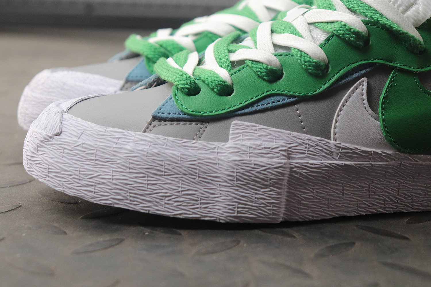 Nike Blazer Low sacai Medium Grey Classic Green