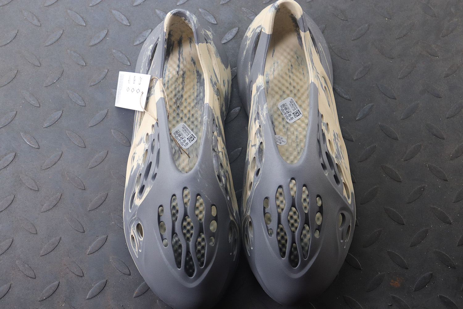 【Clearance】 adidas Yeezy Foam RNNR MXT Moon Gray（US10）