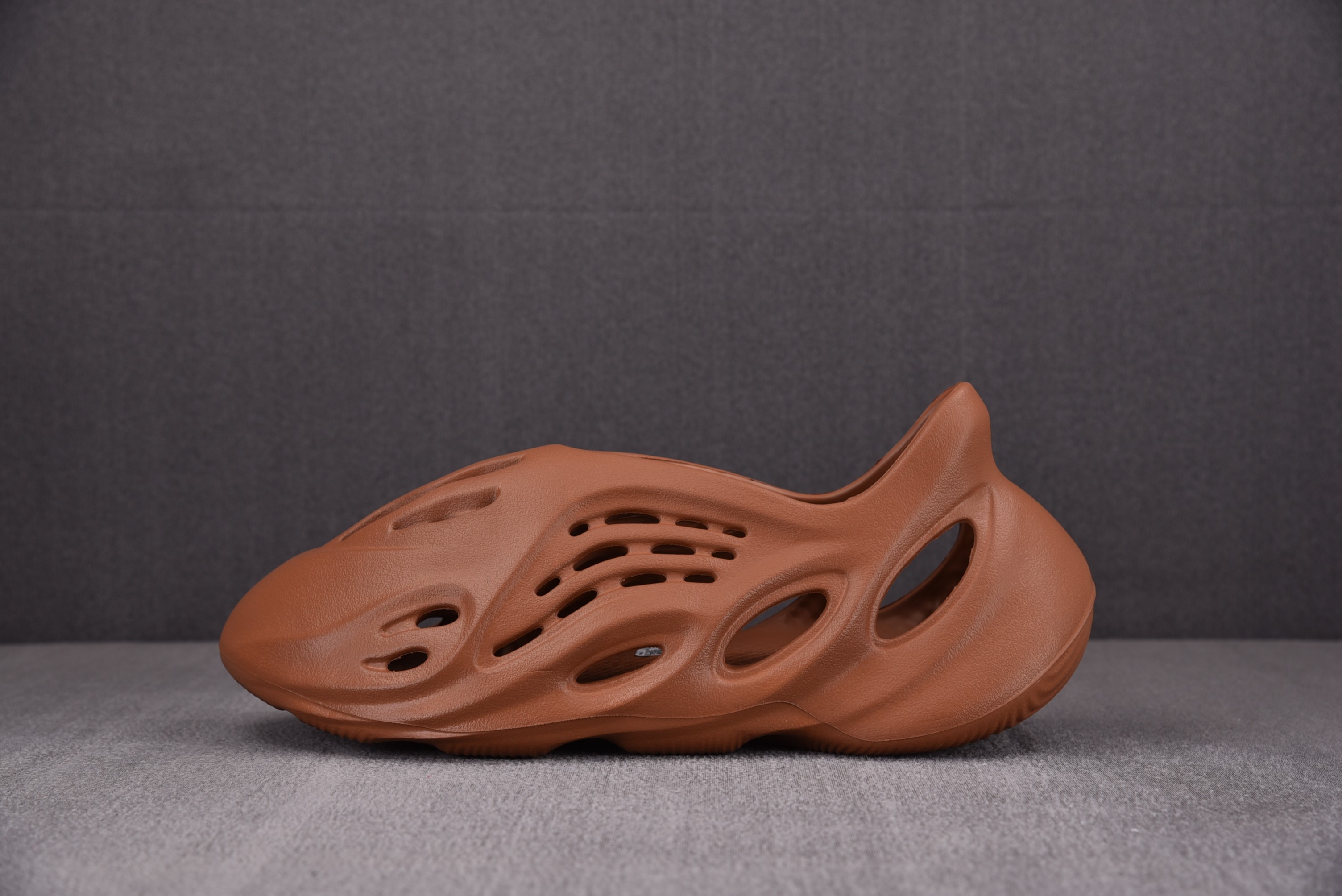 adidas Yeezy Foam RNR Clay Red