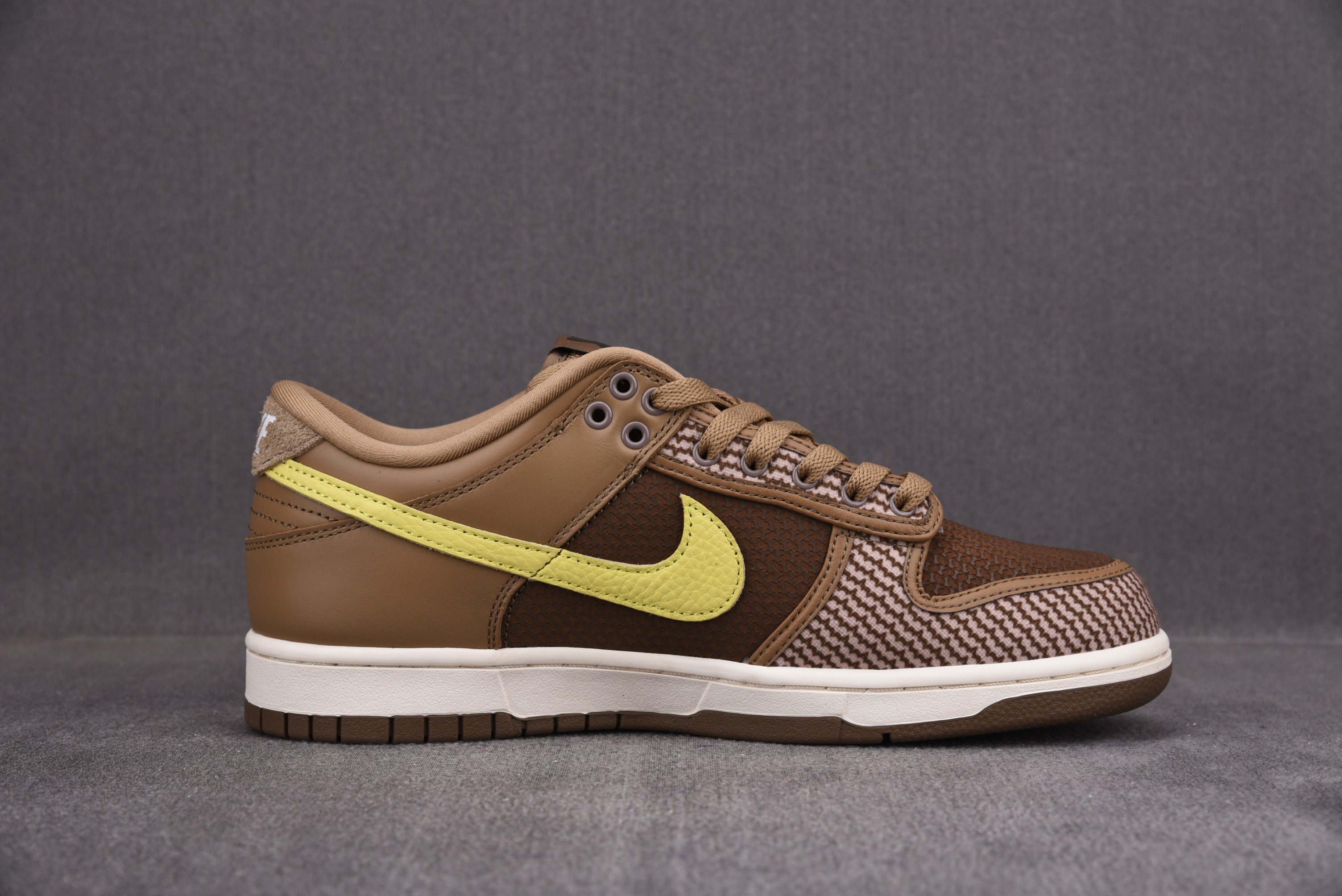Nike Dunk Low SP UNDEFEATED Canteen Dunk vs. AF1 Pack