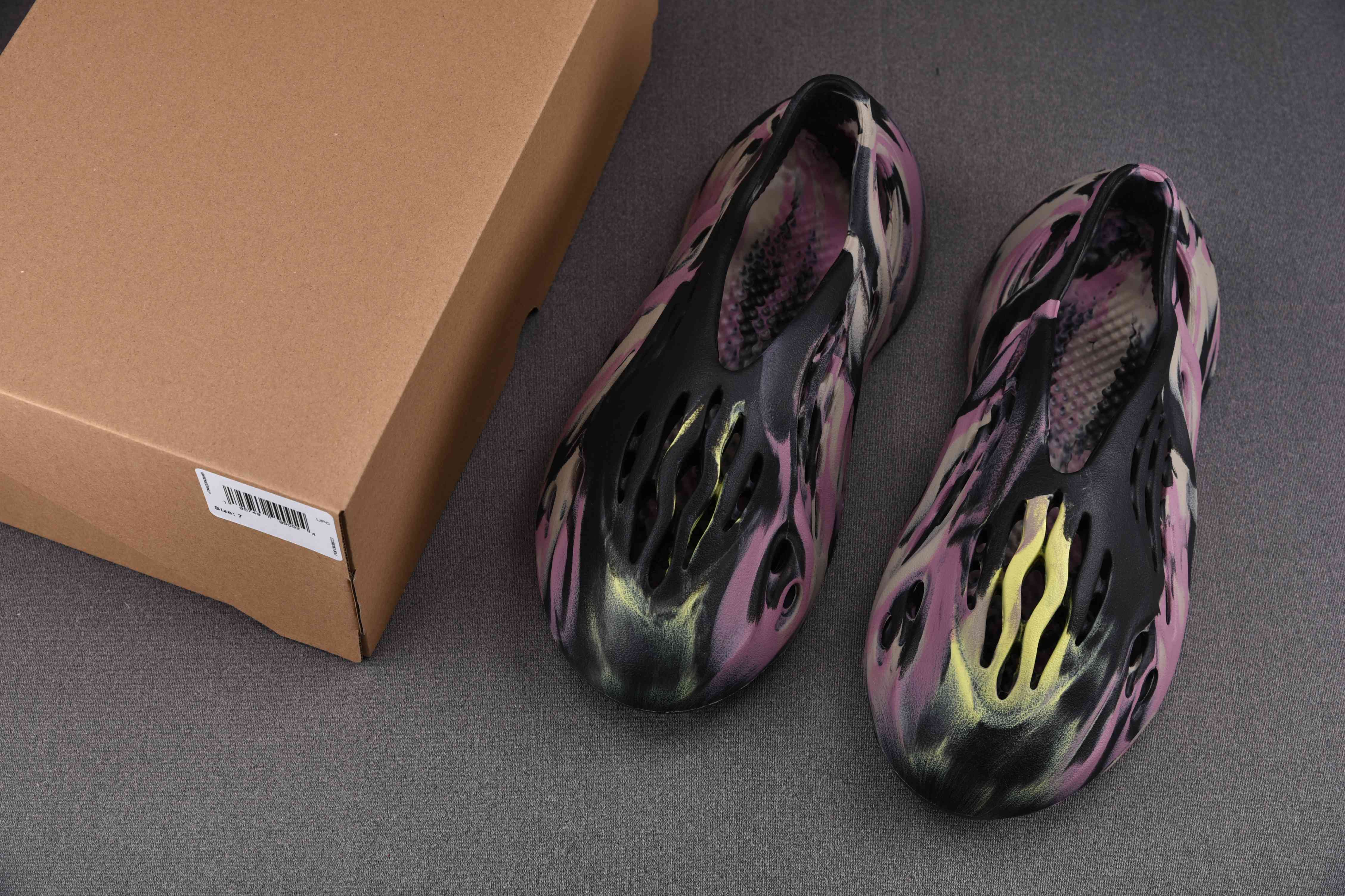 adidas Yeezy Foam RNR MX Carbon