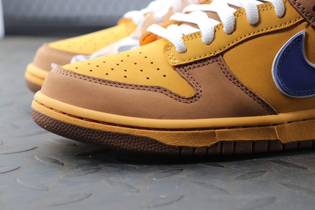 Nike SB Dunk Low Newcastle Brown Ale