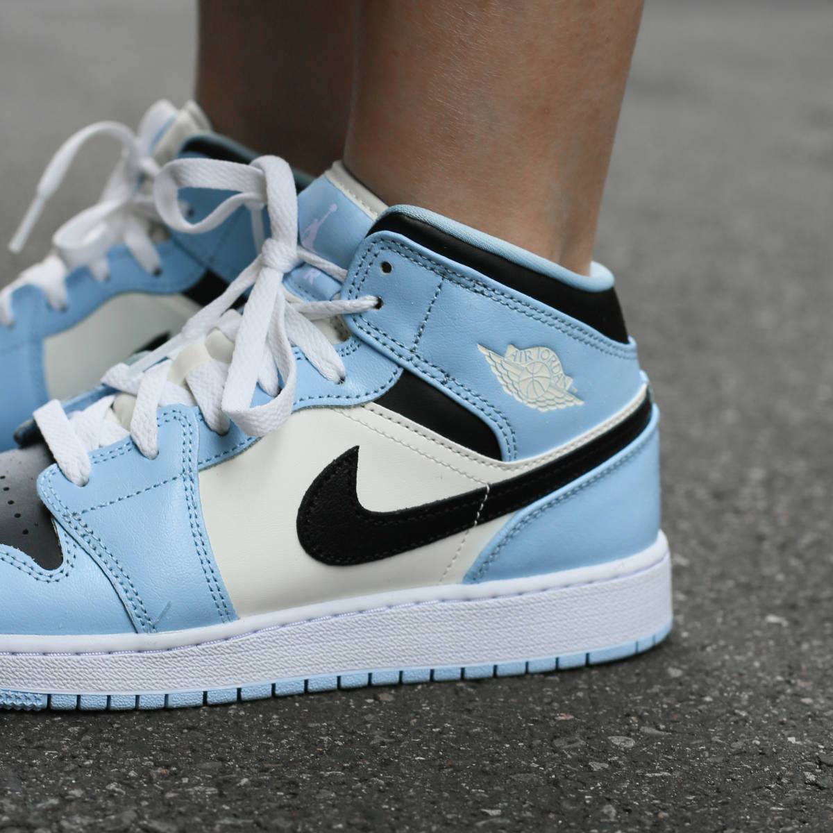 Jordan 1 Mid Ice Blue